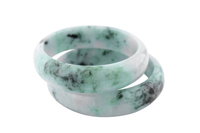 Lot 7 - A pair of jade bangles