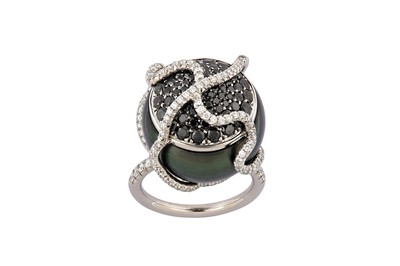 Lot 35 - A cultured pearl dress ring