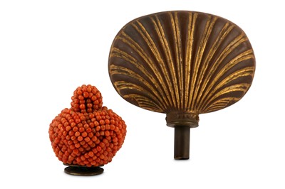 Lot 350 - A SHELL-SHAPED TOMBAK POWDER FLASK AND A BEADED TURBAN-SHAPED RANK FINIAL