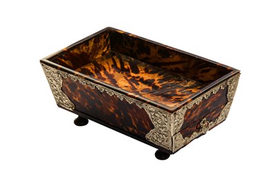 Lot 195 - λ A TORTOISE SHELL-VENEERED PERANAKAN BETEL (SIREH) BOX WITH SILVER MOUNTS