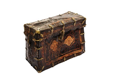 Lot 257 - A GILT AND LACQUERED YAK LEATHER CASE WITH BRASS HINGES