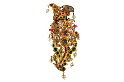 Lot 234 - A QAJAR BEJEWELLED DIAMOND-ENCRUSTED GOLD TURBAN ORNAMENT