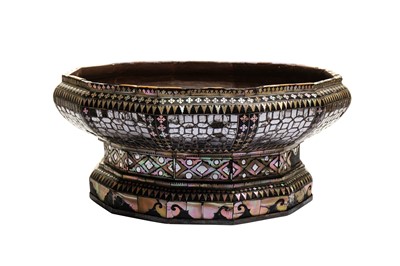 Lot 189 - λ A MOTHER-OF-PEARL AND GLASS-INLAID TWELVE-SIDED LACQUERED PEDESTAL BASIN (THALUM)