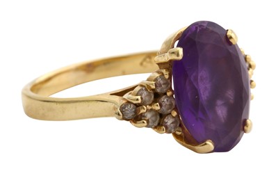 Lot 42 - An amethyst and diamond ring