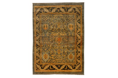 Lot 41 - A FINE ARTS & CRAFTS DESIGN CARPET