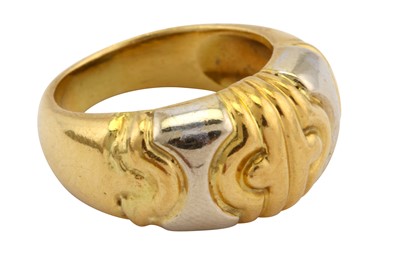Lot 24 - A bi-coloured ring