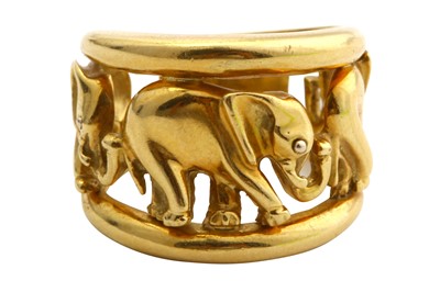 Lot 10 - A dress ring