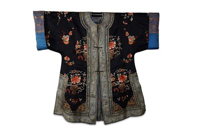 Lot 134 - A CHINESE DARK BLUE-GROUND EMBROIDERED SILK LADY'S JACKET.