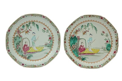 Lot 262 - A PAIR OF CHINESE FAMILLE ROSE 'PUNTERS' DISHES.