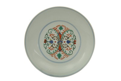 Lot 308 - A CHINESE WUCAI HONEYSUCKLE PATTERN DISH.