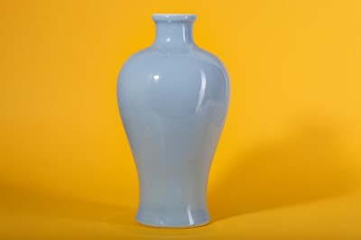 Lot 71 - A CHINESE CLAIR-DE-LUNE VASE, MEIPING.