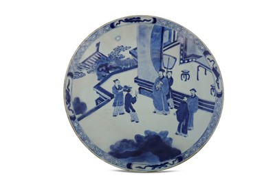 Lot 258 - A CHINESE BLUE AND WHITE FIGURATIVE CHARGER.
