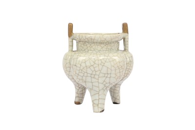 Lot 29 - A CHINESE CRACKLE-GLAZE TRIPOD INCENSE BURNER.