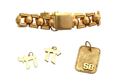 Lot 11 - A small collection of jewellery