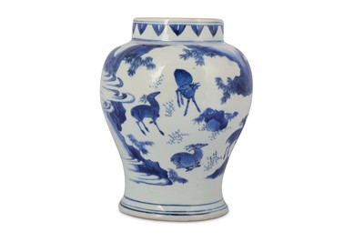 Lot 253 - A CHINESE BLUE AND WHITE 'DEER' VASE.