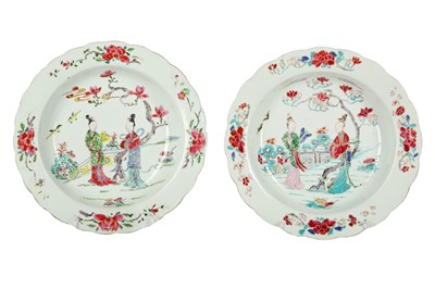 Lot 263 - A NEAR PAIR OF CHINESE FAMILLE ROSE 'LADIES' DISHES.