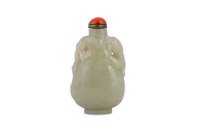 Lot 261 - A CHINESE PALE CELADON JADE 'DRAGON' SNUFF BOTTLE.