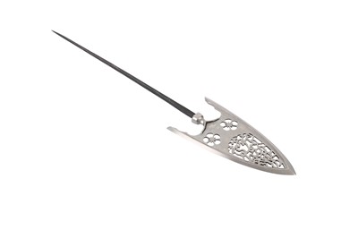 Lot 407 - A JAPANESE STEEL ARROW HEAD WITH ISLAMIC CALLIGRAPHY OPENWORK