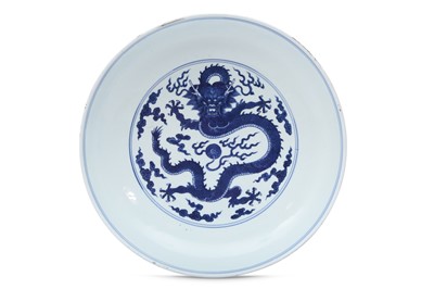Lot 297 - A RARE CHINESE IMPERIAL BLUE AND WHITE 'DRAGON' DISH.