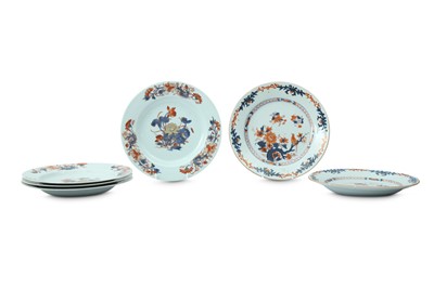 Lot 404 - A SET OF FOUR CHINESE IMARI 'LOTUS' DISHES.