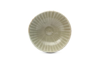 Lot 492 - A SMALL CHINESE LONGQUAN CELADON BOWL.
