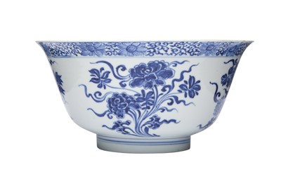 Lot 424 - A CHINESE BLUE AND WHITE 'BLOSSOMS' BOWL.