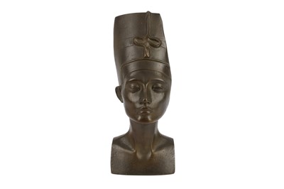 Lot 381 - A large 20th Century cast bronze bust of Queen Nefertiti