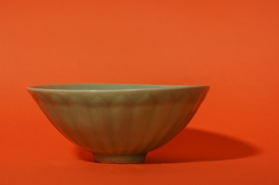 Lot 114 - A CHINESE LONGQUAN CELADON-GLAZED 'LOTUS' BOWL.
