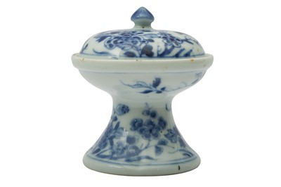 Lot 454 - A SMALL CHINESE BLUE AND WHITE STEM BOWL AND COVER.