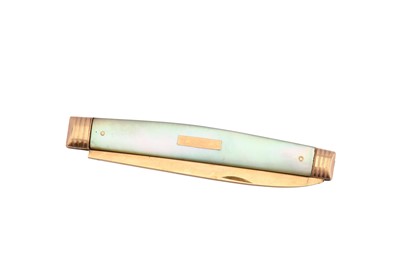 Lot 35 - An early to mid-19th century English unmarked gold (12.4 carat) and mother of pearl folding fruit knife, circa 1830-50
