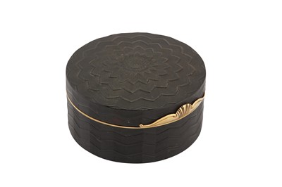 Lot 89 - A late 18th century French engine turned tortoiseshell and unmarked gold mounted snuff box, circa 1780
