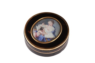 Lot 92 - A late 18th century French unmarked gold mounted tortoiseshell snuff box, circa 1770