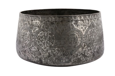Lot 117 - A LARGE TINNED COPPER BOWL