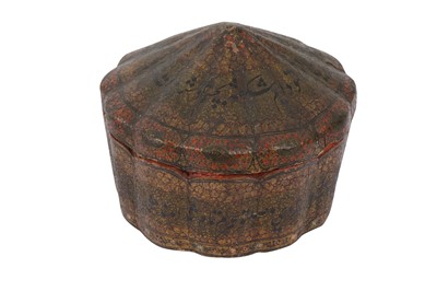 Lot 302 - A GILT AND LACQUERED PAPIER-MÂCHÉ TURBAN CASE