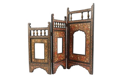 Lot 294 - A POLYCHROME-PAINTED LACQUERED PAPIER-MÂCHÉ TRIPLE PANEL FRAME