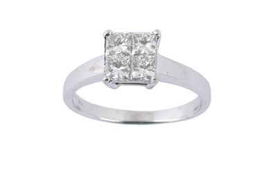 Lot 39 - A DIAMOND CLUSTER RING