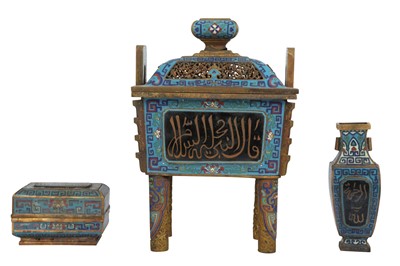 Lot 289 - A CHINESE THREE-PIECE 'ISLAMIC CALLIGRAPHY' CLOISONNE ENAMEL GARNITURE SET.