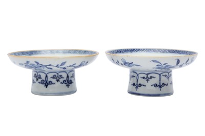 Lot 467 - A PAIR OF CHINESE BLUE AND WHITE CUP STANDS.