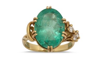 Lot 1238 - An emerald and diamond ring