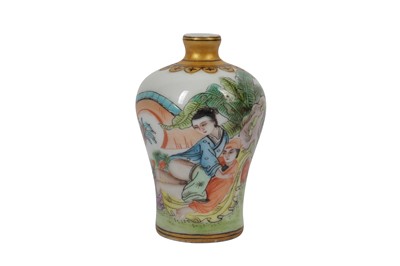 Lot 85 - A 20TH CENTURY CHINESE FAMILLE ROSE EROTIC MINIATURE VASE