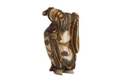 Lot 785 - λ AN IVORY NETSUKE OF A SENNIN.