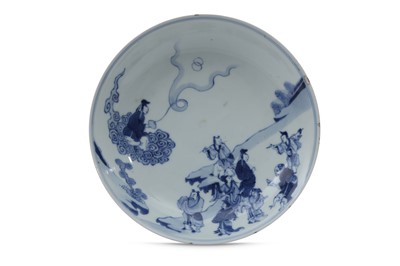 Lot 423 - A CHINESE BLUE AND WHITE 'IMMORTALS' DISH.