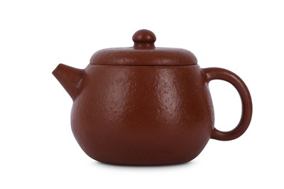 Lot 614 - A SMALL CHINESE YIXING ZISHA TEAPOT AND COVER.