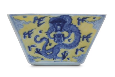 Lot 429 - A CHINESE BLUE AND WHITE SQUARE-SECTION 'DRAGON' BOWL.