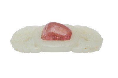 Lot 223 - A CHINESE WHITE JADE TOURMALINE-INSET 'BATS' BELT BUCKLE.