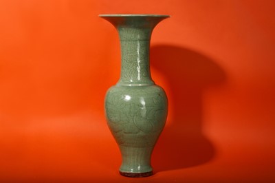 Lot 165 - A CHINESE LONGQUAN CELADON-GLAZED YEN YEN VASE.