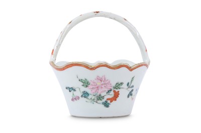 Lot 201 - A CHINESE FAMILLE ROSE MINIATURE BASKET.