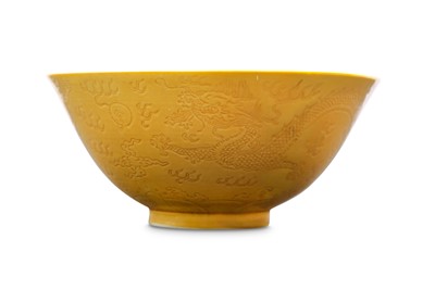 Lot 706 - A CHINESE LEMON YELLOW  'DRAGON' BOWL.