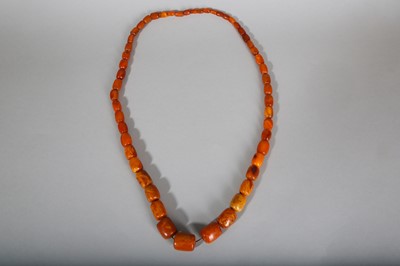 Lot 101 - AN AMBER BEAD NECKLACE.