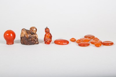 Lot 100 - A GROUP OF SMALL CHINESE AMBER CARVINGS AND BUTTONS.